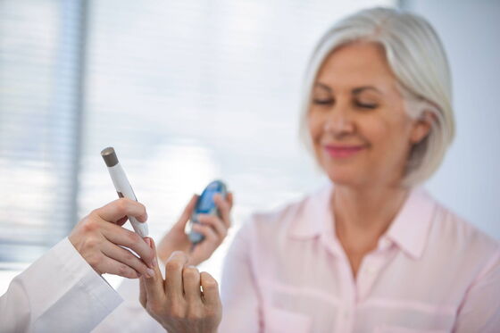 Eine Patientin erhält in einer diabetologischen Praxis einen Blutzuckertest zur Überwachung ihres Diabetes.